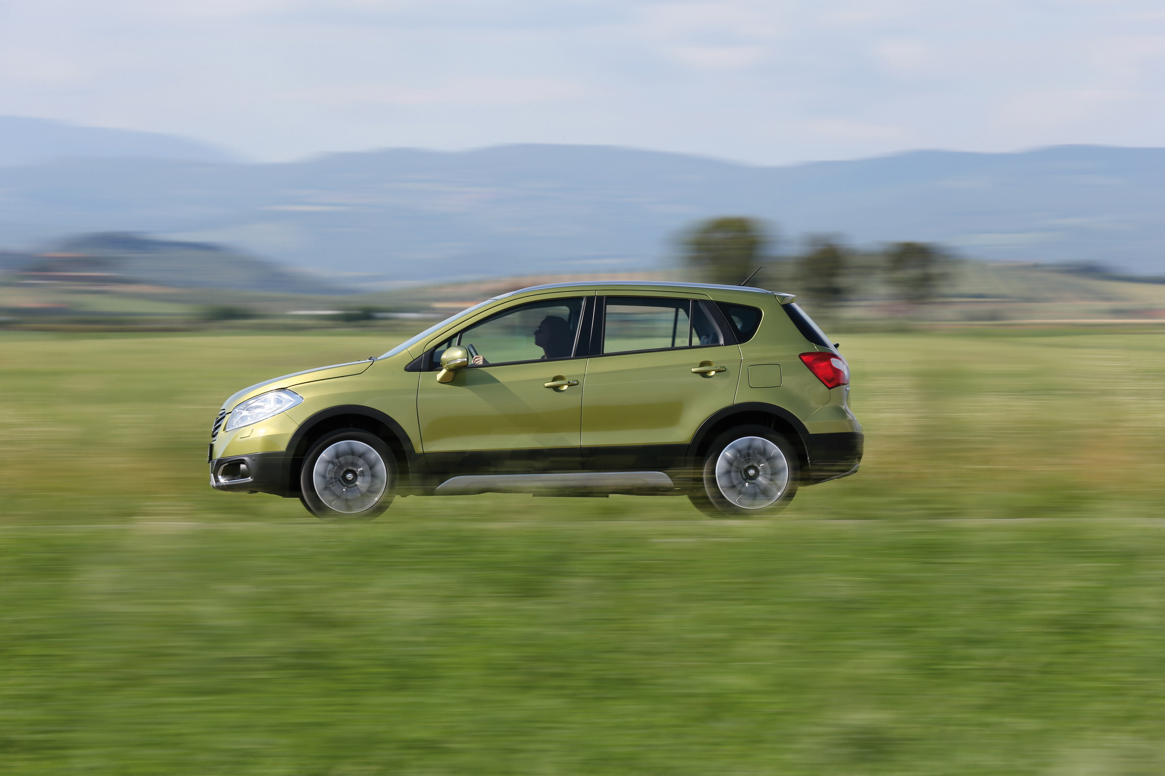 Mobil Auto TV – Suzuki SX4 i S Cross sa popustom od 500-1000 evra
