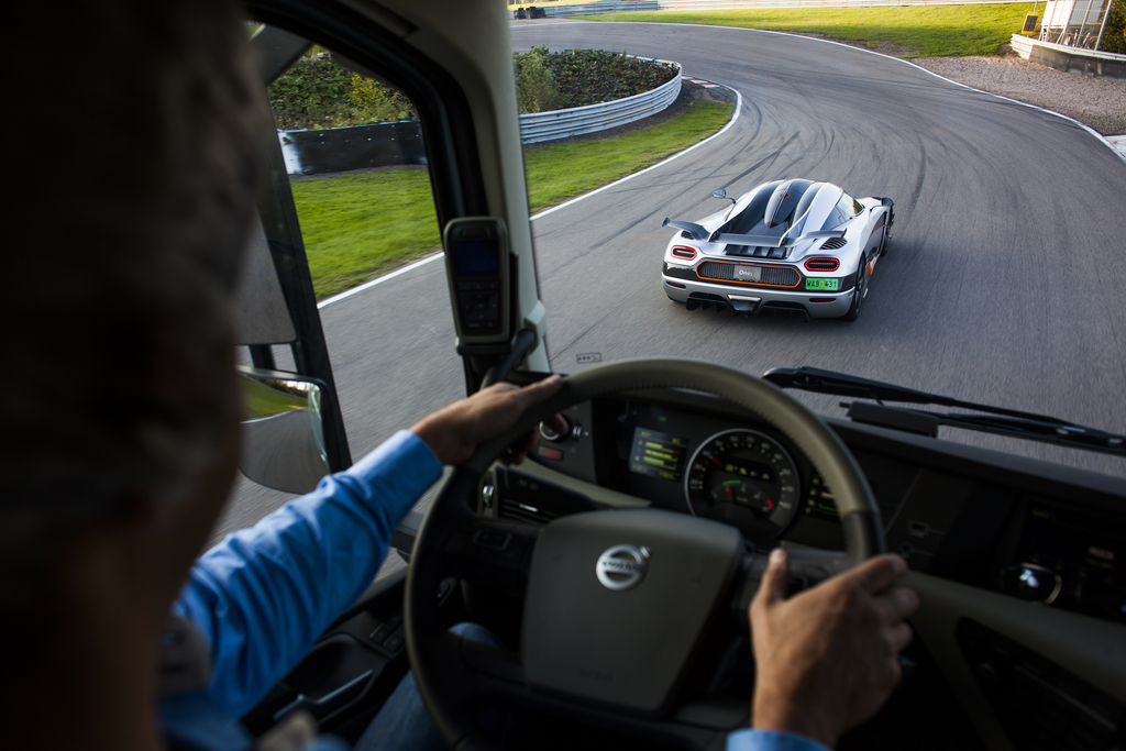 VIDEO – Volvo FH protiv Koenigsegg-a One: 1