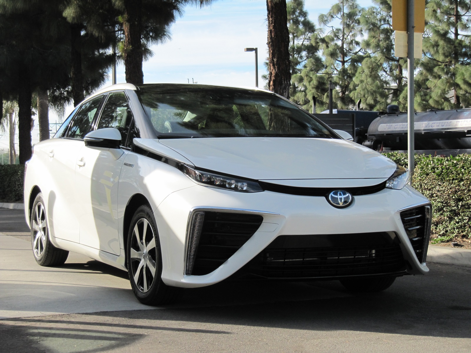 2016-toyota-mirai-hydrogen-fuel-cell-car 2