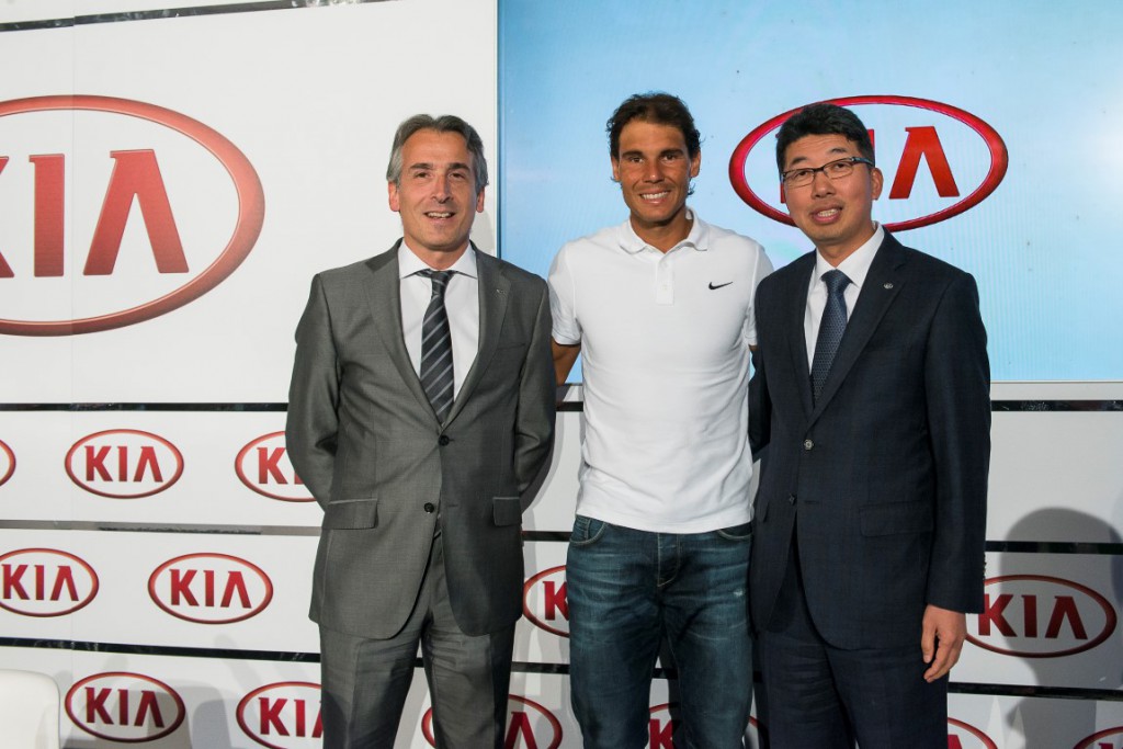 Nadal with Kia Motors Spain President Kyung-Hyun Kim2 (Medium)