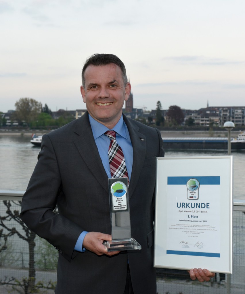 Steffen Raschig, Director Commercial Vehicles OpelVauxhall, proudly presents the Green Van 2015 award won by the Movano