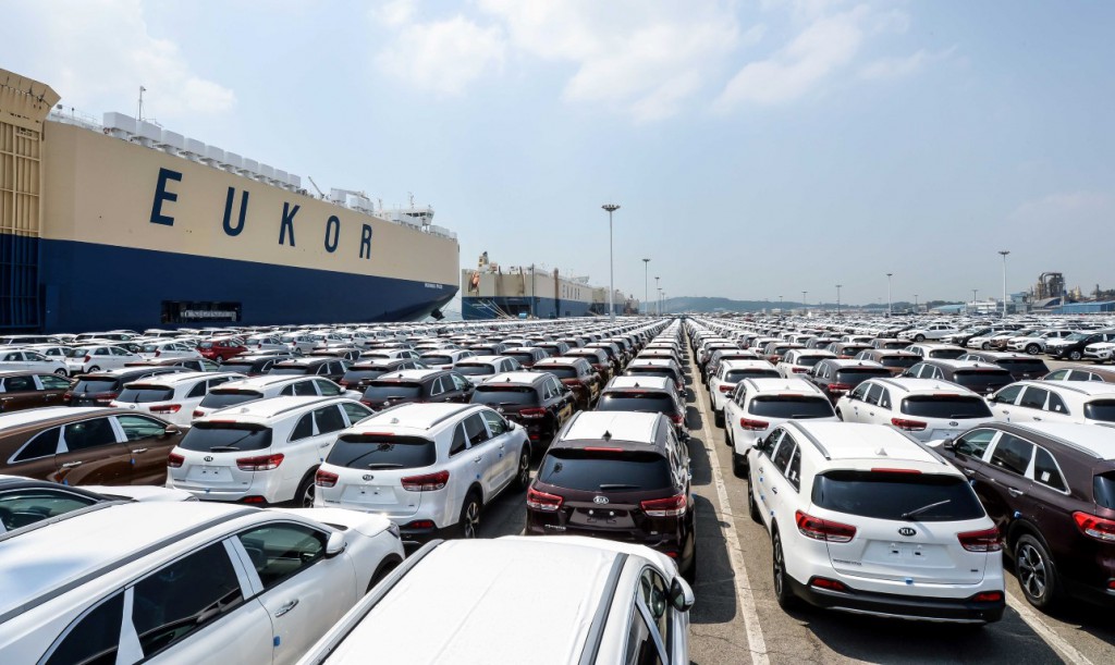 Kia cars awaiting shipment at Pyeongtaek Port_2 (Medium)