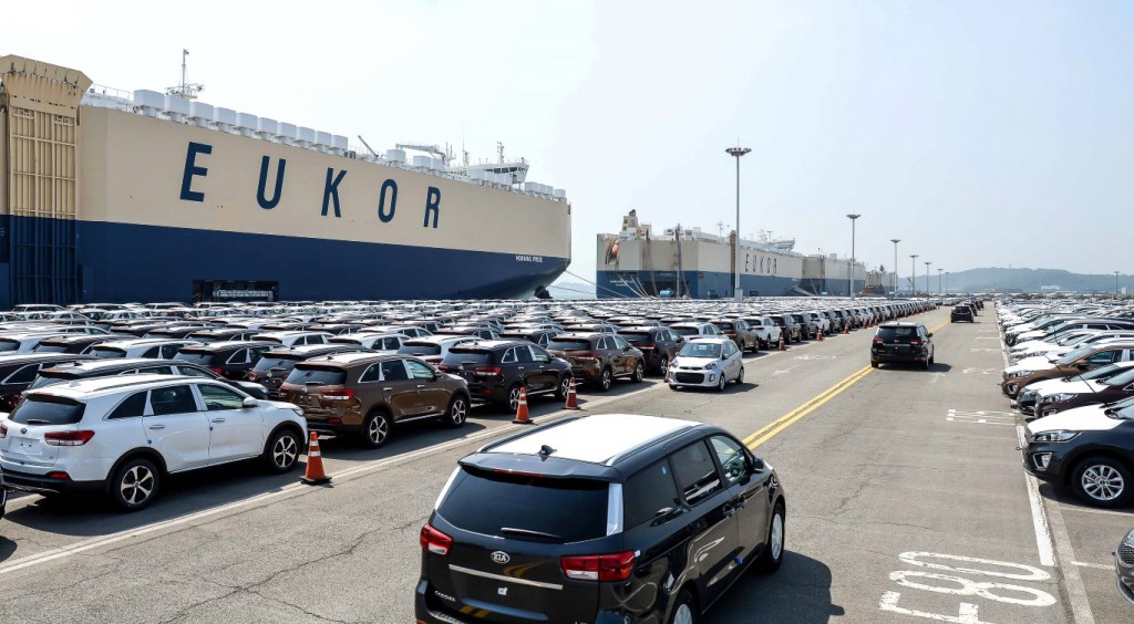Kia cars awaiting shipment at Pyeongtaek Port_3 (Medium)