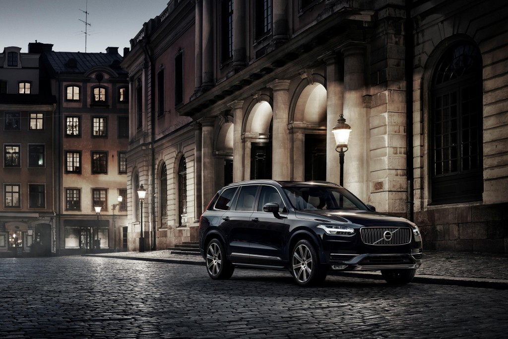 The all-new Volvo XC90 in Onyx Black Metallic has a T6 engine and AWD. The car features 21? wheels with diamond cut rims in Silver Bright and a panoramic glass roof.