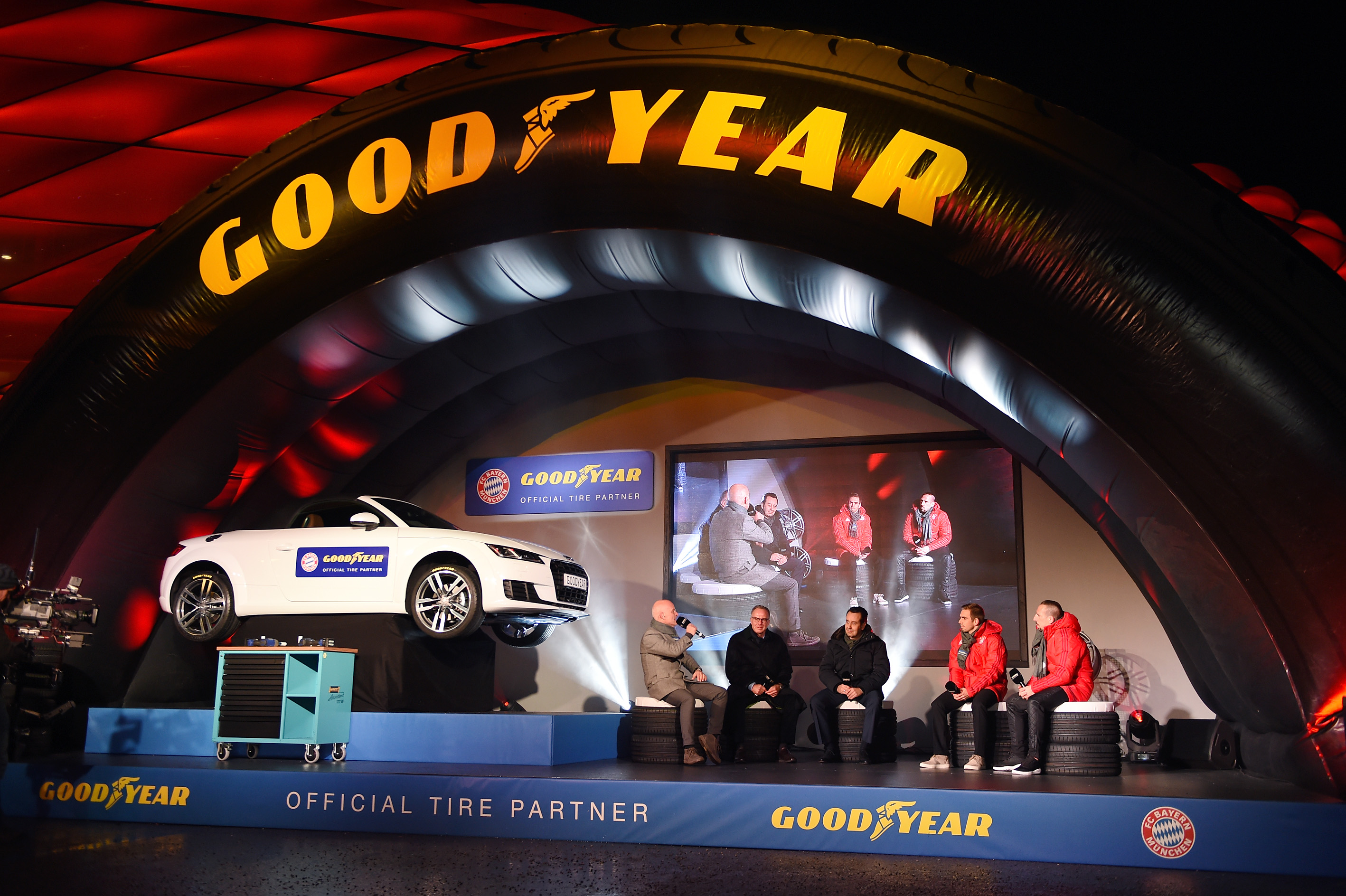 FC Bayern Muenchen praesentiert Platin Partner Goodyear
