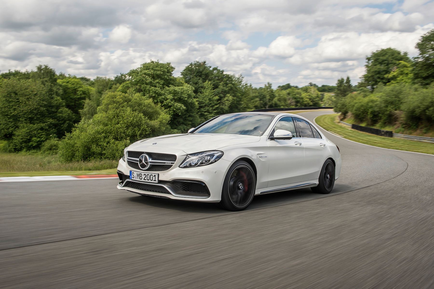 Daimler ostvario rekordnu prodaju, prihod i zaradu u 2015. godini