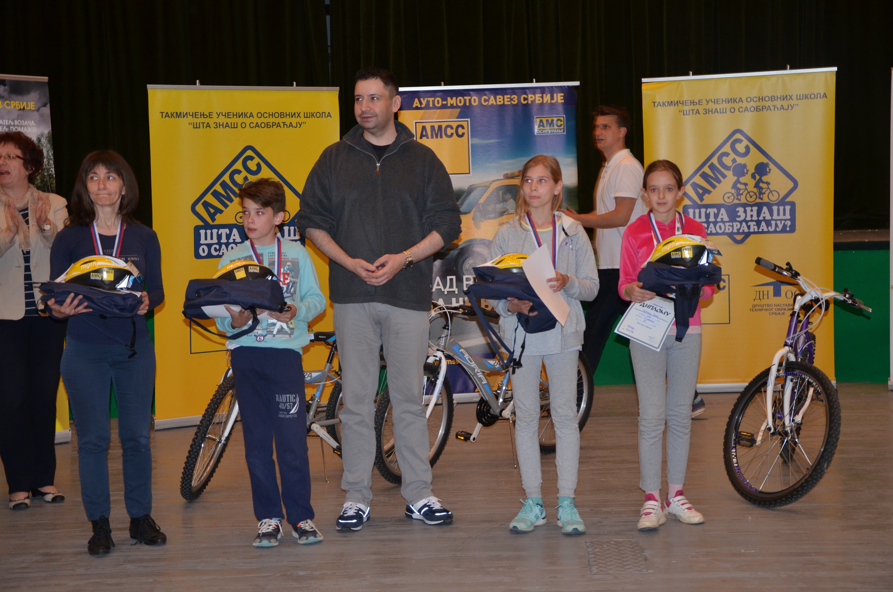 Generalni sekretar AMSS Predrag Djurdjev i učesnik takmicenja Sta znas o saobracaju