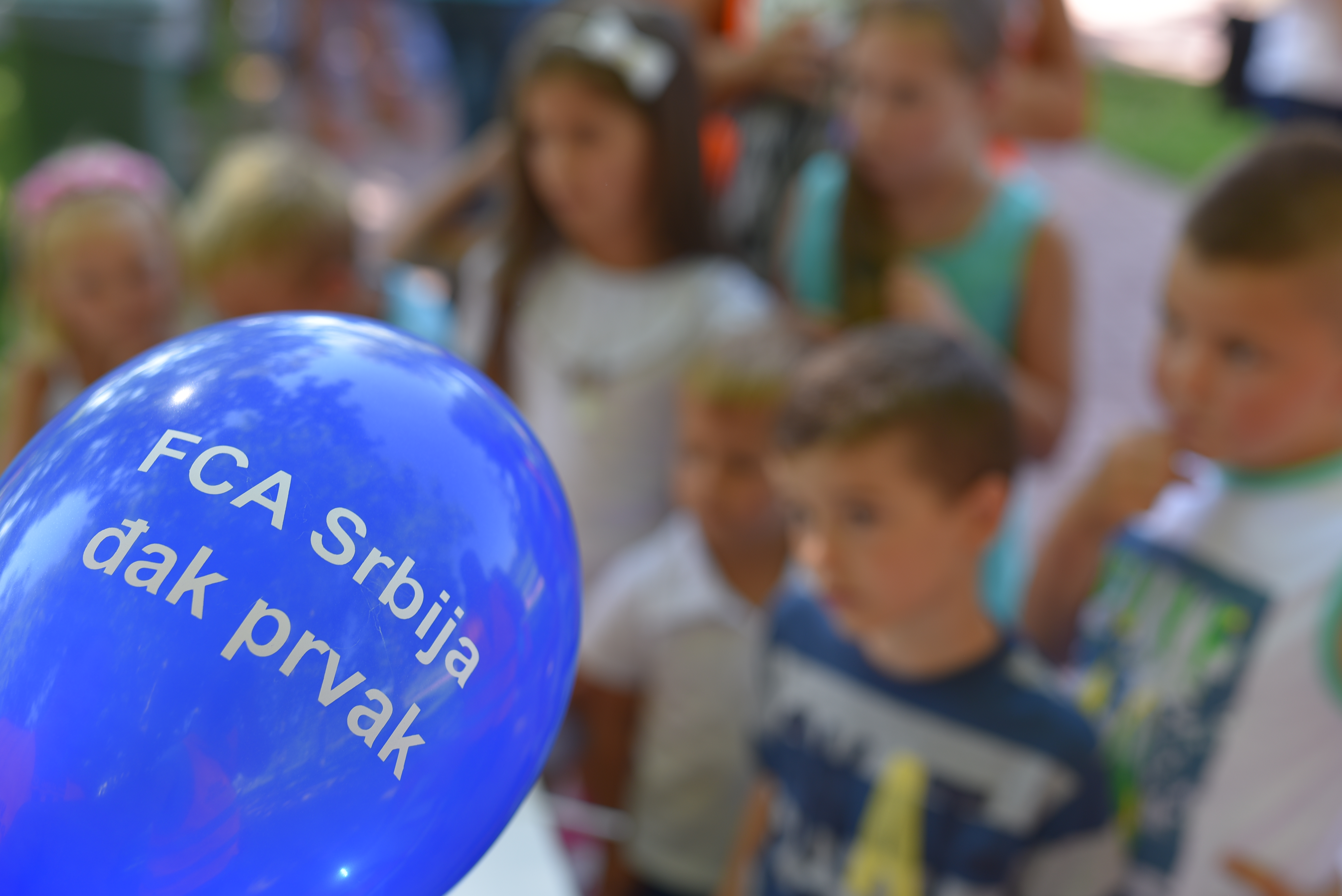 Kompanija FCA Srbija dodelila poklone đacima prvacima, deci zaposlenih