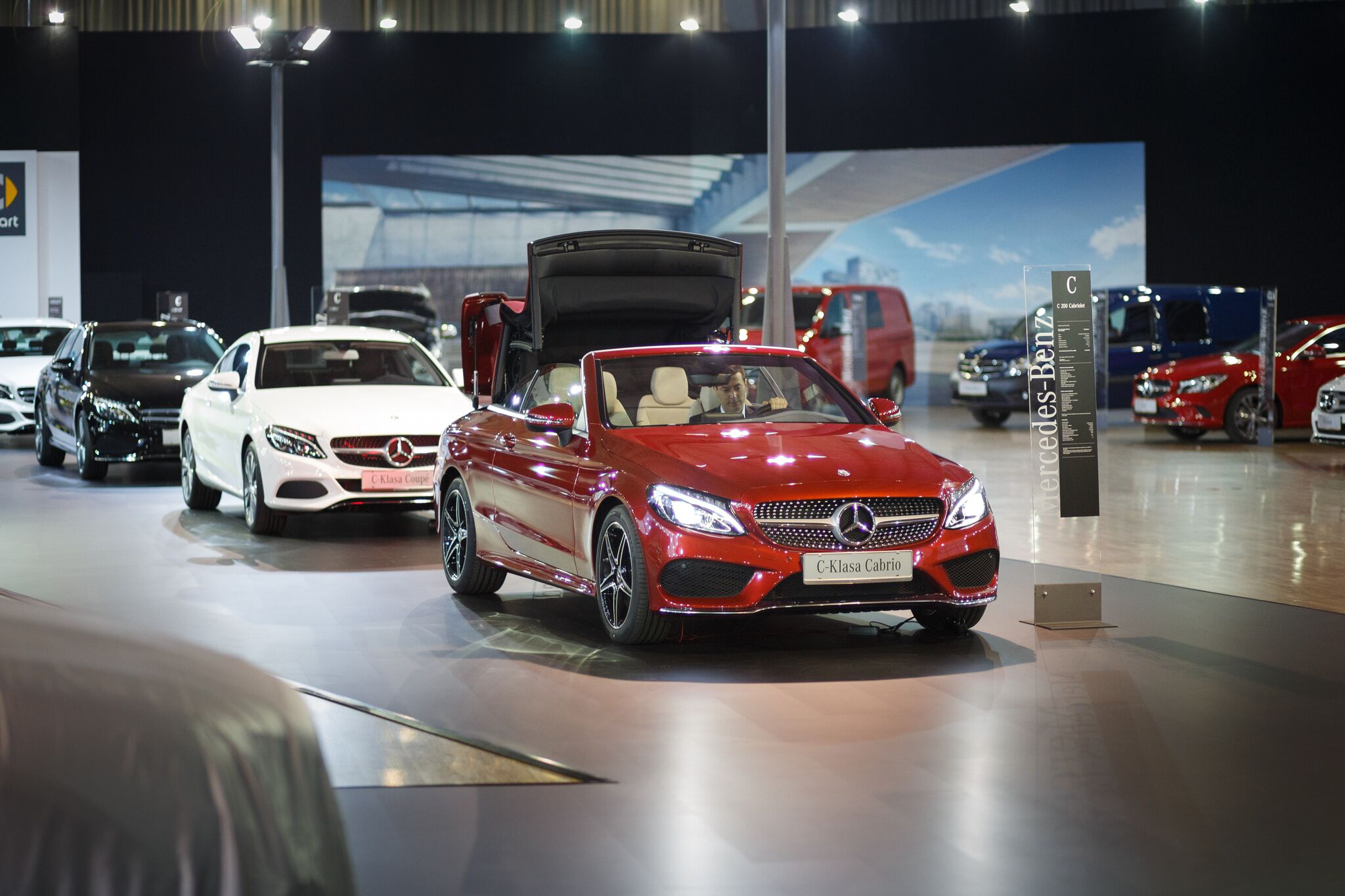 Mercedes-Benz i smart nastup na 53. Međunarodnom salonu automobila