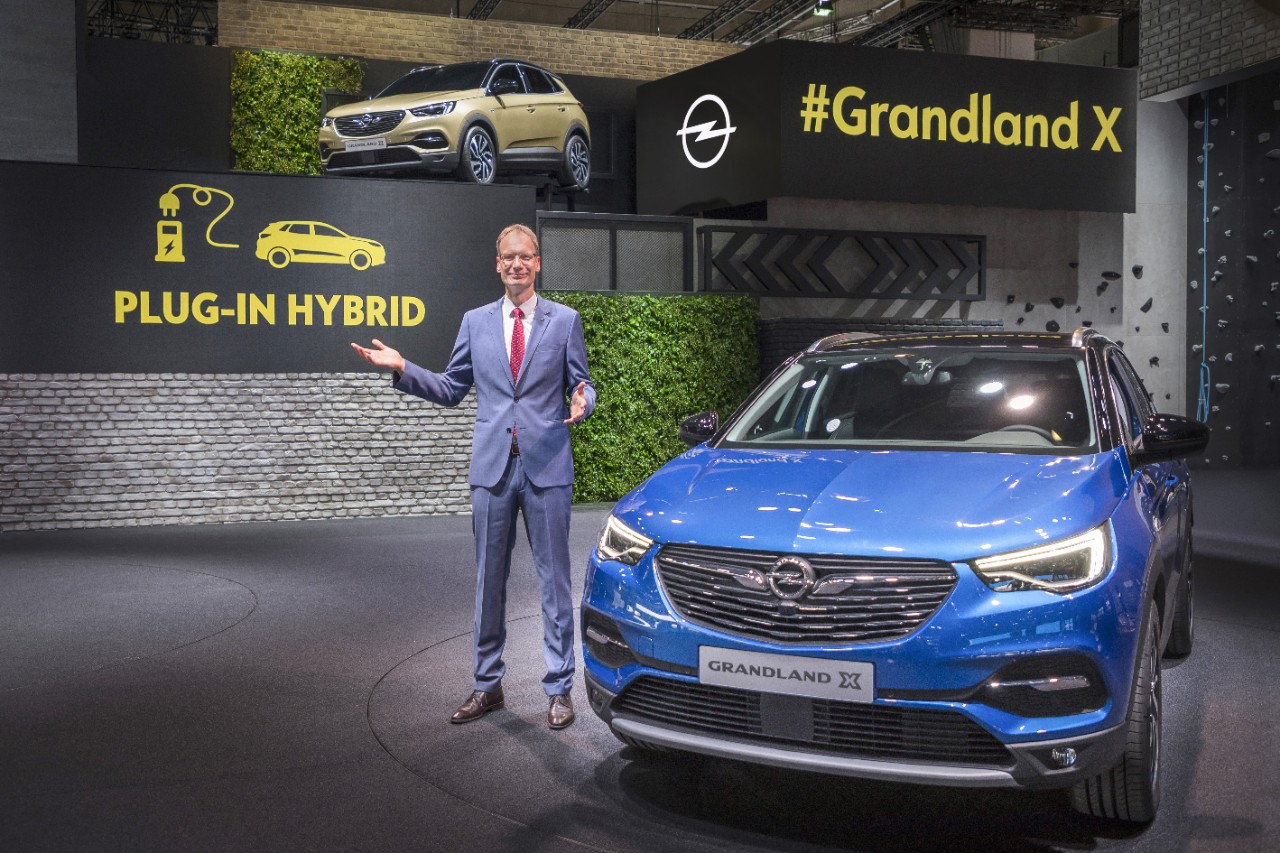 CEO Lohscheller na IAA najavio prvi Opelov „plug-in“ hibrid