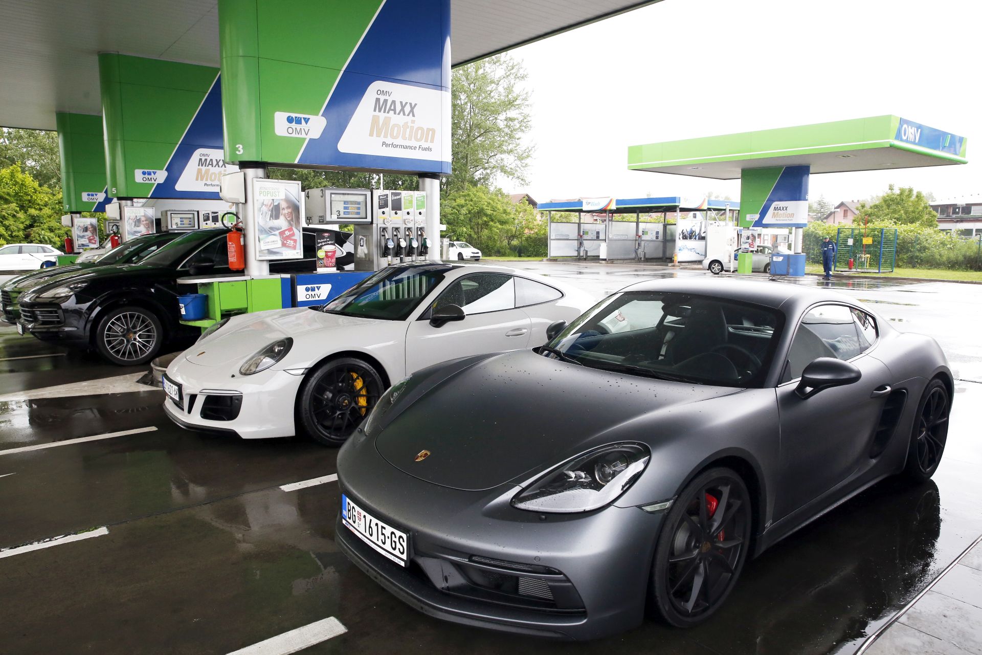 Četverac modela najviše klase marke Porsche,koji ostavlja bez daha, natočio gorivo na renoviranoj OMV pumpi